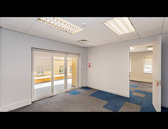 574M² OFFICE TO LET IN FERNDALE